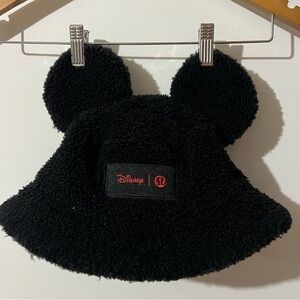 NWT Disney x lululemon
Textured Fleece Bucket Hat Black
